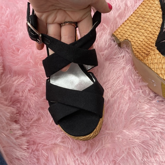 Banana Republic 5” sandals with basket weave heels, buckle straps size 7 - Picture 2 of 11